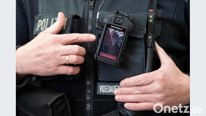Ein Polizeikommissar erklärt die Funktionsweise einer Bodycam. Mit einer solchen Kamera wurde die Beleidigungs-Tirade einer 54-Jährigen gegenüber mehreren Polizisten am Bahnhof Schwandorf aufgezeichnet. Bild: Sebastian Kahnert/dpa