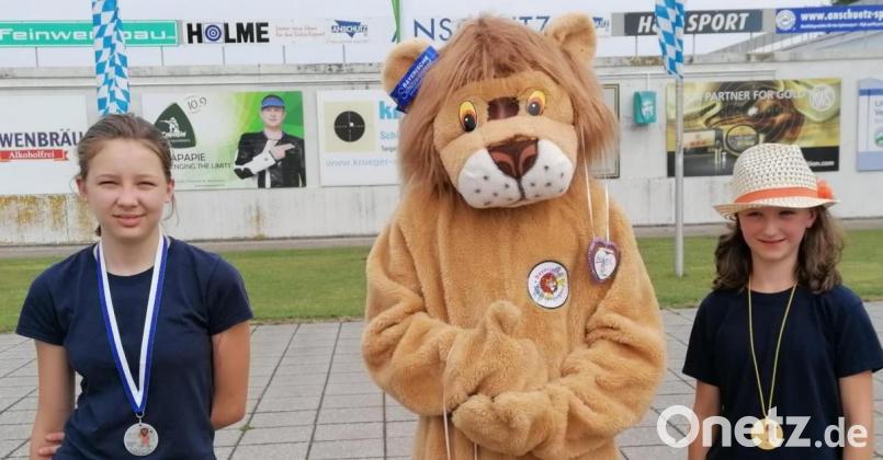 Mit dem Luftgewehr wurde Hanna Weiß (links) mit einer Bronzemedaille ausgezeichnet. Amelie Müller erhielt für ihren 1. Platz mit dem Lichtgewehr eine Goldmedaille. Im Bild mit dem Maskottchen der Bayerischen Schützenjugend. Bild: exb