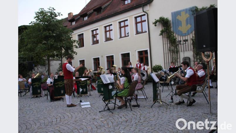 Die Ehenbachtaler Blaskapelle unter der Leitung von Johannes Pilarski bescherte ihren Gästen einen Hörgenuss mit beschwingten bayerisch-böhmischen Klängen in lockerer und ungezwungener Atmosphäre. Bild: ads