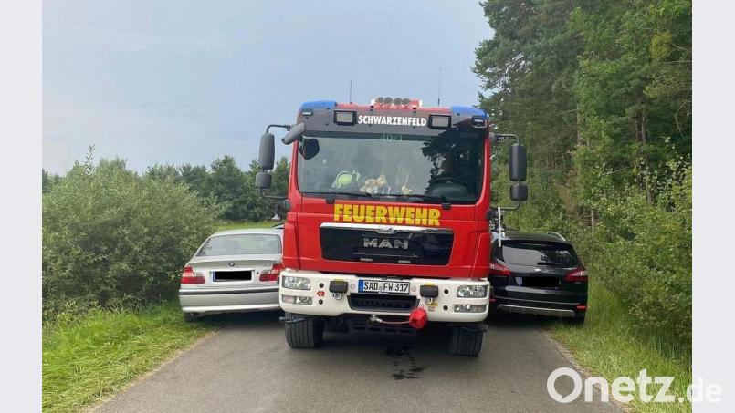 Millimeterarbeit bedeutete es für die Schwarzenfelder Feuerwehr an dieser Stelle, als sie am letzten Sonntag zum Einsatz an den Murner See gerufen wurde. Die beiden Fahrzeuge mit Kennzeichen aus anderen Landkreisen gehörten Badegästen, die ihre Autos unsachgemäß abgestellt hatten. Bild: Sattich/exb