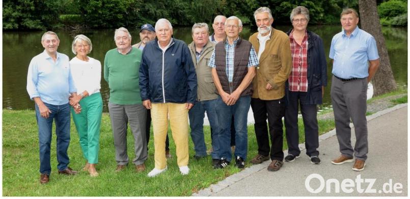 Beim Besuch waren (von links) Alois Bayer, Gerlinde Bayer, Klaus Hertwig , Max Ponnath, Wolfgang Bruischütz, Hans Krieger, Karl- Heinz Ampft, Anna Müller-Rösch, Hans Rösch und Fritz Seebald dabei. Bild: hrö
