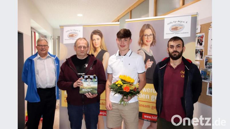 Andreas Reisner (Zweiter von rechts) ist Spender Nr. 60 000 bei einer Typisierungsaktion des Vereins &quot;Hilfe für Anja&quot;. Dritter Bürgermeister Udo Müller und Vorsitzender Michael Sporrer (von links) sowie Ahmet Horoz (rechts) danken ihm am Sonntag für seine Bereitschaft, sich in die weltweite Datenbank aufnehmen zu lassen. Bild: jma