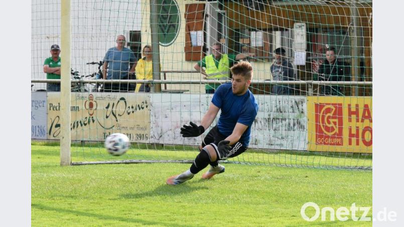 In der zweiten Runde des bayerischen Verbandspokals empfängt der SV Mitterteich am Dienstag den Regionalligisten SC Eltersdorf. In der Quali-Runde gegen Bayernligist DJK Don Bosco Bamberg (5:4 nach Elfmeterschießen) war SVM-Torwart Dominik Pautsch mit zwei gehaltenen Elfmetern der Held. Archivbild: gb