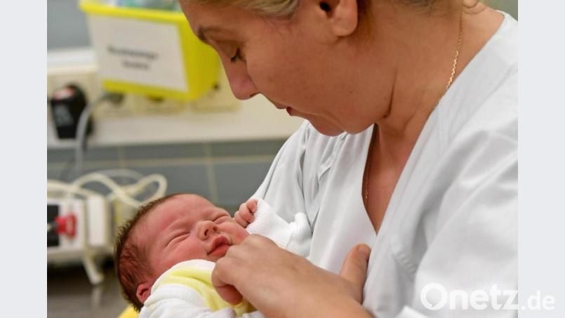 Eine Krankenschwester hält ein Baby im Arm. Im Schwandorfer Krankenhaus gab es im Januar einen Zwischenfall auf der Station für Neugeborene. Eine 29-Jährige soll versucht haben, ein Kind mitzunehmen. Symbolbild: Holger Hollemann/dpa
