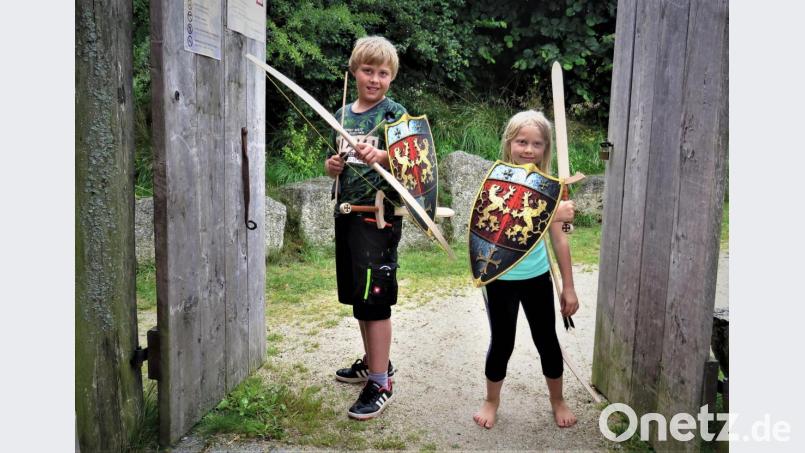 Peter (10) und Vera (8) haben sich nach dem Besuch im den Geschichtspark Bärnau mit ihrer Mama im dortigen Souvenirladen mit Spielzeugwaffen eingedeckt. Bild: ubb