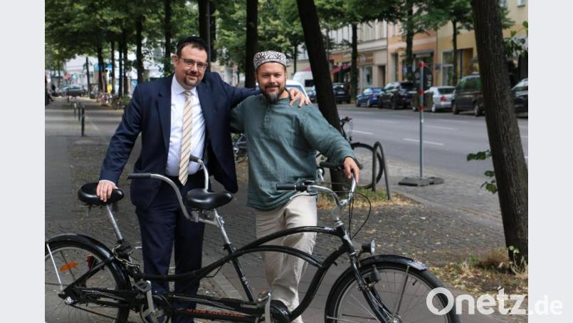 Der Amberger Rabbiner Elias Dray (links) und Imam Ender Cetin sind in Berlin gemeinsam auf dem Tandem unterwegs, um für ihr Projekt &quot;meet2respect&quot; Schulklassen zu besuchen und für eine bessere Verständigung von Juden und Muslimen und ein friedliches Nebeneinander von Religionen zu werben. Bild: Elias Dray/exb