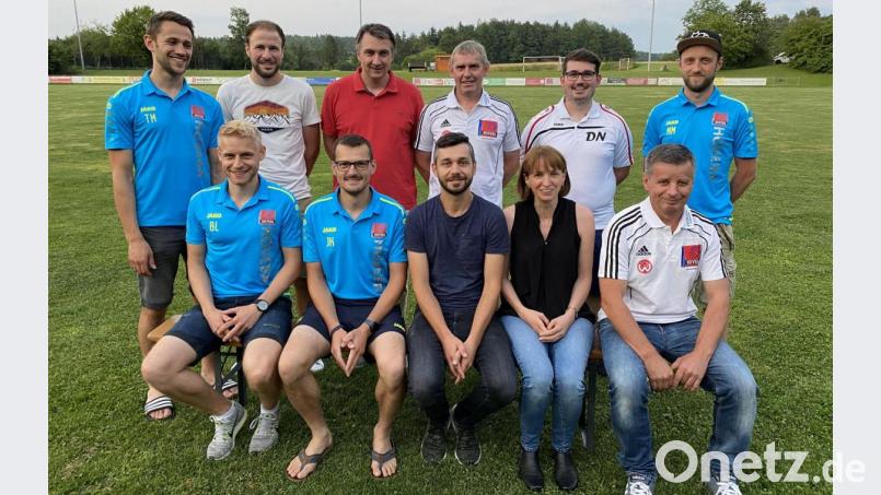 Die Vorstands-Elf der SpVgg Weigendorf bilden auf diesem Foto (stehend, von links) Thomas Müller, Christoph Müller, Marco Schwab, Klaus Pickel, Daniel Grötsch, Michael Maul, (sitzend, von links) Benjamin Luber, Jörg Kreussel, Markus Rösel, Sandra Rösel und Walter Gräf. Bild: Thomas Dotzler/exb
