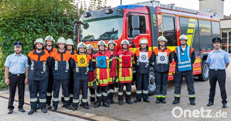 Zwei Gruppen der Feuerwehr absolvierten erfolgreich die Leistungsprüfung (von links): Kreisbrandmeister Marco Weiß, Nico Schuminetz, Christoph Erras, Patrick Groher, Sebastian Braun, Thomas Wittmann, Daniel Brearley, Marco Schuminetz, Bernhard Meyer, Felix Hiemer, Albert Sterk, Vize-Kommandant Claus Meyer, Kommandant Sebastian Jasinsky und Schiedsrichter Horst Kellner. Bild: u