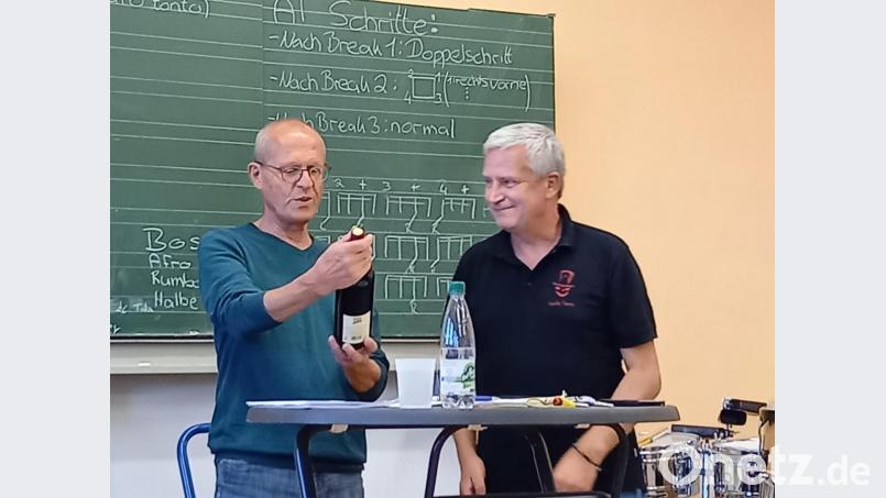 Vorsitzender Reinhard Scharf (links) freut sich über ein kleines Geschenk seines Stellvertreters Alexander Roth. Bild: lrh