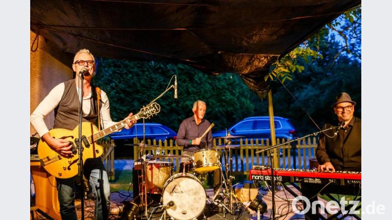 Neustart als Trio: Die Rattle-Gang mit Chris Radlbeck, Mike Schwarz und Markus &quot;Kuse&quot; Küffner feierte ihre Premiere am Freitagabend Open-Air beim Oichhornwirt in Kronstetten. Bild: sus