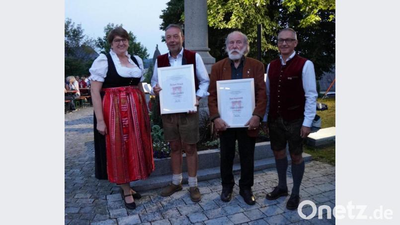 Robert Bergschneider (Zweiter von rechts) und Robert Kraus erhielten auf Beschluss des Gemeinderats die Silberne Ehrennadel für ihre zahlreichen Verdienste um die Gemeinde. Bürgermeisterin Anita Forster (links) und ihr Stellvertreter (rechts) nahmen die Ehrungen vor. Bild: wel
