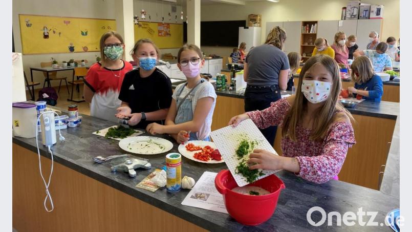 Kinder kochen beim Obst- und Gartenbauverein Angfeld ein Vier-Gänge-Menü. Bild: Nadine Meier/exb