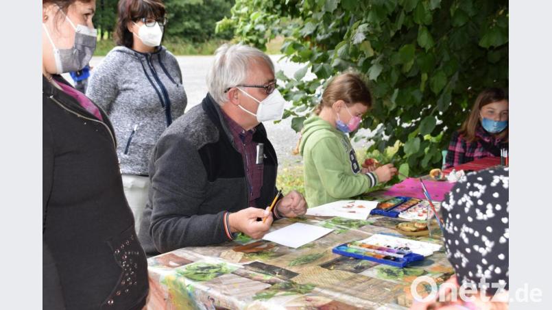 Mit dem Kartoffelstempel entstehen kleine Kunstwerke. Auch Zweiter Bürgermeister Andreas Hopfner machte bei der Aktion gerne mit. Bild: Stadt Schönsee/exb