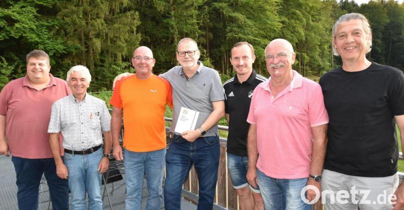 Nach den Neuwahlen im Förderverein: (von links) Kassier Dieter Dehling, Wahlleiter Altbürgermeister Hans Pickel, Vorsitzender Thomas Dirler, Stellvertreter Adrian Zeller, SVI-Vorsitzender Martin Luber sowie die Beisitzer Alfred Ebert und Wolfgang Frankerl; es fehlt Schriftführerin Anja Dirler. Bild: no