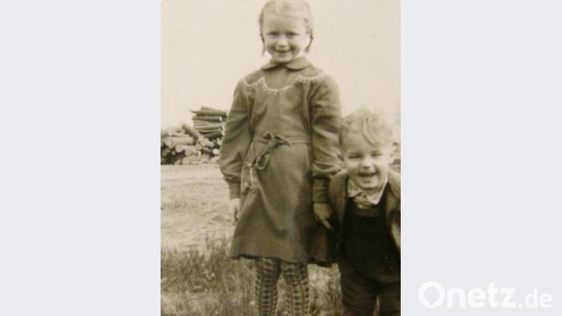 Die mit Bruder Jakob vom Buchcover lächelnde Wiebke ist eine der Protagonistinnen in Sebastian Brahns Tatsachenroman &quot;Ihr Taufkleid war aus Fallschirmseide&quot;. Archivbild: Sebastian Brahn/exb