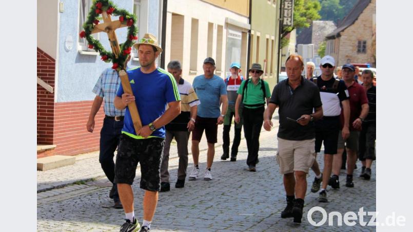 50 Fußwallfahrer aus der Pfarrei Schmidmühlen machen sich auf den Weg zur Wallfahrtskirche „Maria, Heil der Kranken“ auf dem Habsberg. Bild: bjo