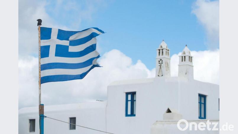 Die griechische Fahne weht auf der Insel Mykonos. Bild: Andrea Warnecke/dpa