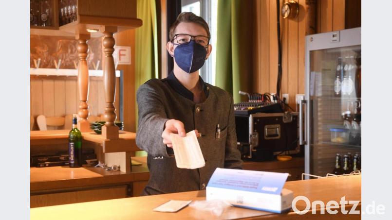 Felix Deinzer vom Gasthof "Weißes Rößl" aus Neustadt bietet seinen Gästen Schnelltests an. Bild: Gabi Schönberger
