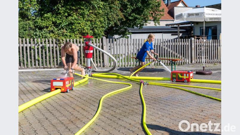 Spannung pur herrschte bei den Spritzenwettrennen, bei denen die hölzernen Feuerwehrautos mit einem Wasserstrahl aus einem B-Schlauch schnellstmöglich über die Ziellinie getrieben werden mussten. Bild: u