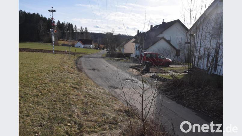 Rechts bebaut. Links könnte alles Bauland werden. Links der Straße sechs Bauplätze in Döllnitz "Koberleite". Bild: fz