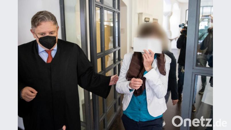 Die wegen Mordes angeklagte Frau trifft neben ihrem Anwalt Andreas Kaiser zum Prozessbeginn im Landgericht Regensburg ein. Bild: Daniel Karmann