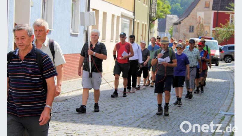 50 Fußwallfahrer pilgern bei heißen Temperaturen zum Habsberg. Bild: bjo