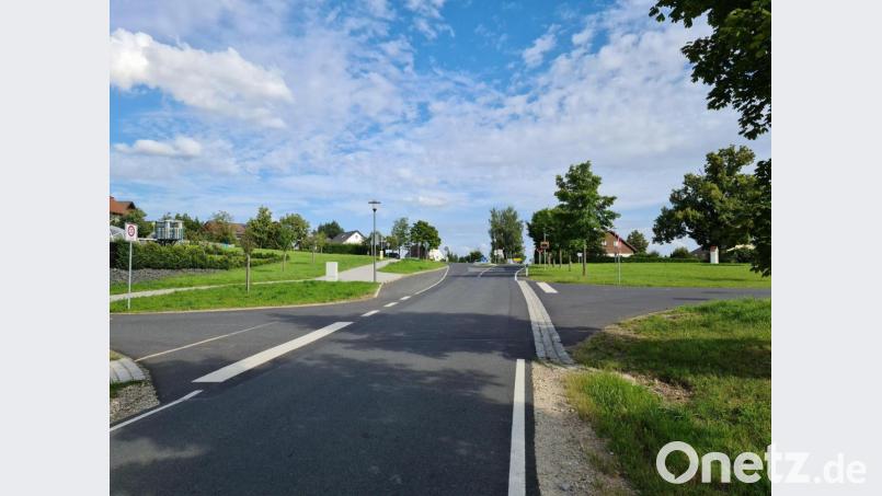 Eine regelmäßig Verkehrsüberwachung soll die Bürger zur Einhaltung der Geschwindigkeit animieren, wie hier an der Schutzengelkreuzung in Parkstein. Bild: sne