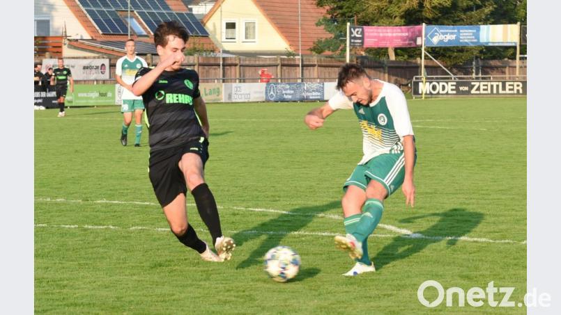 Der SV Mitterteich ist durch das 0:2 gegen den SC Eltersdorf aus dem Verbandspokal ausgeschieden. In dieser Szene hatte Sascha Weiß (rechts) das 1:1 auf dem Fuß. Bild: gb