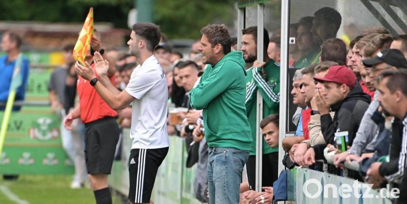 Michael Hutzler (rechts) neben Co-Trainer Maximilian Reichenauer beim Derby gegen die DJK Gebenbach. Ammerthals Trainer will auch nach dem Sturm an die Spitze am Boden bleiben. Archivbild: ref