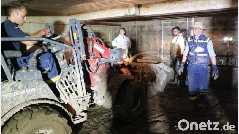 Mit dem Schaufellader befreien die Helfer des THW eine Tiefgarage in Ahrweiler von den Schlammschichten. Bild: Kristel/exb