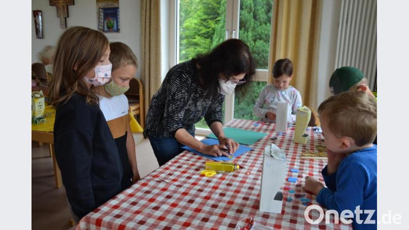 Ganz vertieft waren die jungen Künstler beim Fertigen ihrer Vogelfutterhäuser. Bild: gi
