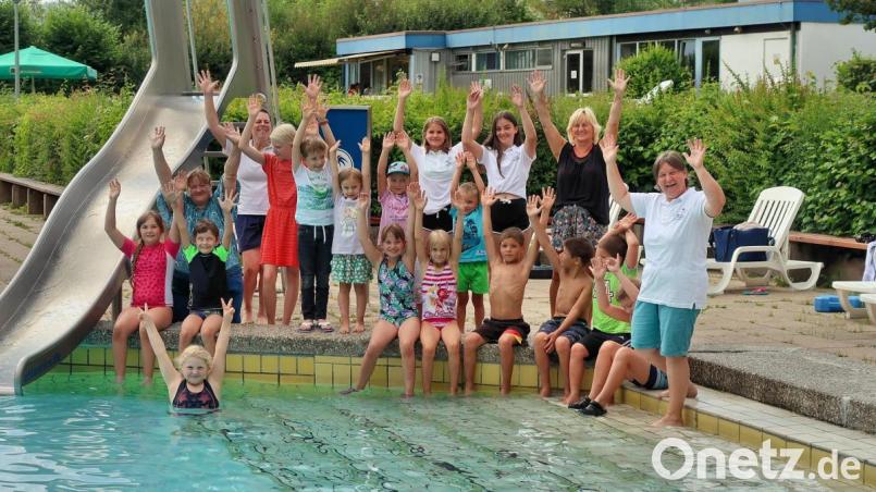 Der Förderkreis Freibad bot ein unterhaltsames Ferienprogramm. Die beiden Vorsitzenden Lisa Rauh (vorne rechts) und Patricia Henze (hinten links) organisierten mit Helferinnen einen unvergesslichen Nachmittag für die Kinder. Bild: bsc