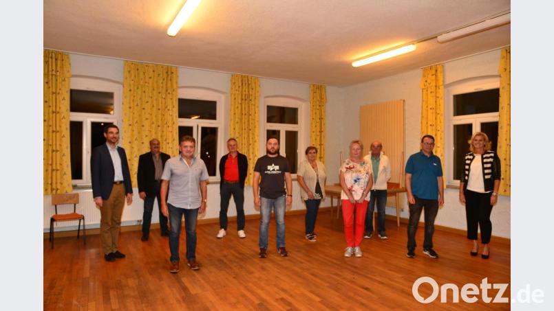 Anton Nistler (vordere Reihe von links) führt den CSU-Ortsverband Burkhardsrieth. Ihm zur Seite stehen Stellvertreter Christian Riedl, Schriftführerin Gerlinde Krämer und Kassier Stefan Völkl. Bild: bey