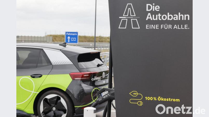 Der Ausbau alternativer Antriebe muss schneller gehen: Ein Elektroauto steht an einer Ladestation. Bild: Frank Molter/dpa