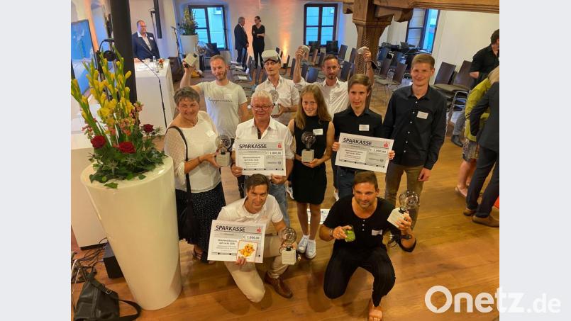 Die Preisträger des Ideenwettbewerbs &quot;opf.rocks 2020&quot;. Lehrer Fabian Götzl (stehend, rechts) und seine 10. Klasse vom Gymnasium Eschenbach gewannen in der Kategorie &quot;Soziales und Ehrenamt&quot;. Bild: Oberpfalz Marketing / Cindy Michel/exb