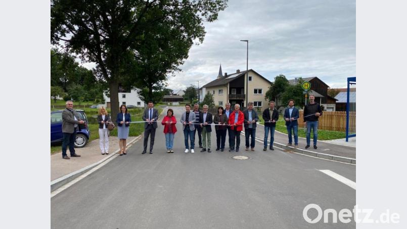 Landrat Thomas Ebeling (Vierter von links), seine drei Stellvertreter und die Fraktionsvorsitzenden von Kreistag und Bauausschuss gaben gemeinsam mit Zweiter Bürgermeisterin Maria Schlögl (Fünfte von links) und Vertretern der Baufirma die neugebaute Ortsdurchfahrt von Neunaigen frei. Bild: Matthias Meier, Landratsamt Schwandorf/exb