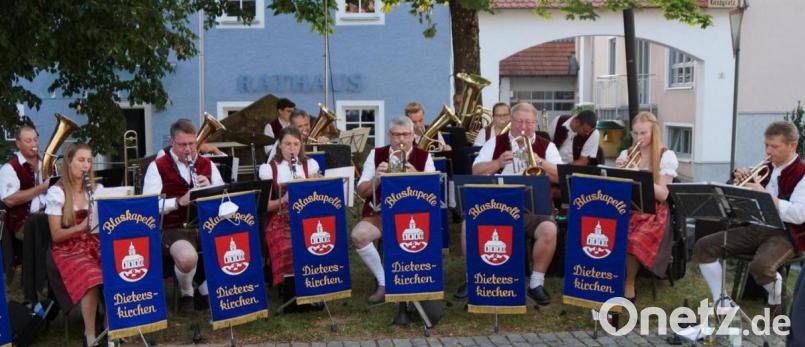 Mit zünftiger Blasmusik hat die Blaskapelle die Gäste unterhalten. Bild: wel