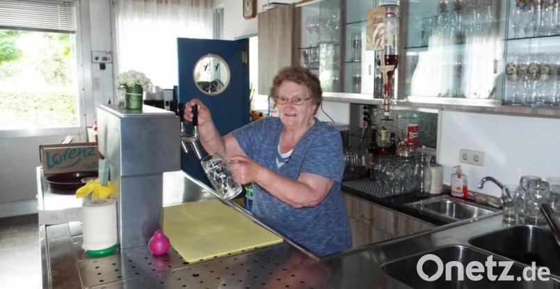 Maria Tröster hinter dem Zapfhahn und vor dem Ofen. 44 Jahre lang war das ihr Zuhause. Bild: e