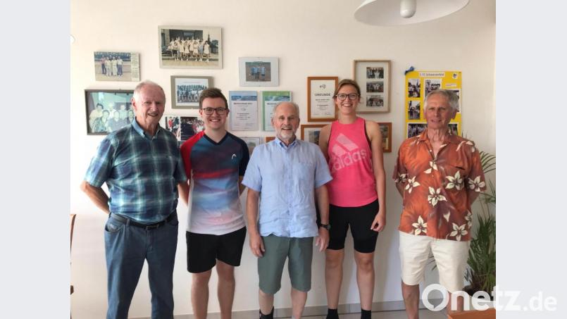 Nach acht Jahren als Abteilungsleiter der Sparte Tennis im FC Schwarzenfeld gab Wolfgang Laahts (Mitte) sein Amt in jüngere Hände ab. Der neue Vorsitzende Dennis Stangl und seine Vertreterin Christin Hesker (links und rechts von ihm) dankten für seine Vorstandsarbeit. Franz Weiß (links) und Werner Cyganek (rechts) ließen Stationen seines Wirkens Revue passieren. Bild: mab