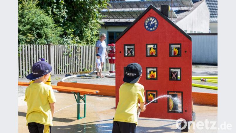 Früh übt sich, wer ein guter Feuerwehrmann werden will. Die Kinder sammeln erste Erfahrungen und löschten die simulierten Flammen mit einem Wasserstrahl. Bild: u