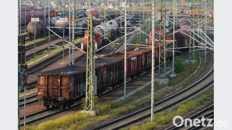 Mehr Güter auf die Schiene: Eine vollständige Elektrifizierung der Franken-Sachsen-Magistrale würde die Autobahnen in der Region entlasten, da weniger Güter per Lastwagen transportiert werden müssten. Symbolbild: Peter Endig/dpa