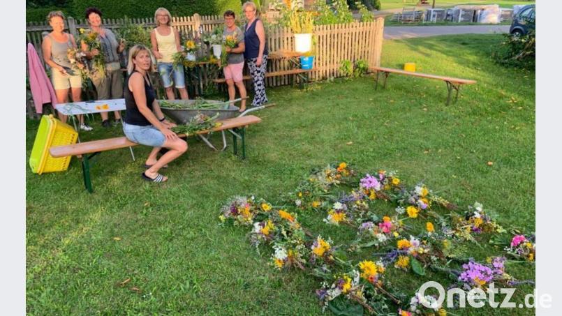 Den Erlös aus dem Verkauf der Kräuterbuschen in Höhe von 250 Euro spendet der Obst- und Gartenbauverein Allersburg für die Opfer der Flutkatastrophe. Bild: bö