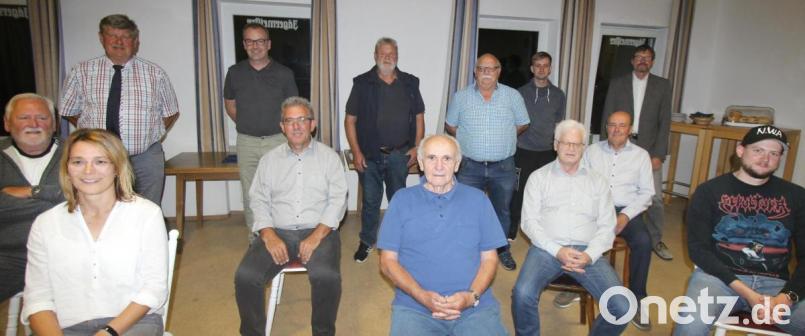 Fast alle geehrten Mitglieder des SV Etzenricht unterstützen den Verein aktuell oder nach ihrer aktiven Zeit auch als treue und sportbegeisterte Menschen mit ihren Beiträgen. Bild: war