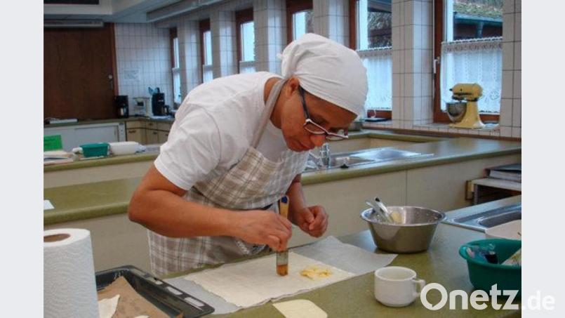 Ein Blick in die Praxis an der Landwirtschaftsschule Amberg: Bei der Plätzchenherstellung ist Genauigkeit gefragt. Bild: Landwirtschaftsschule Amberg/exb