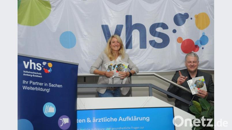 Claudia Mai und Landrat Richard Reisinger stellten das neue Winter-Programm der VHS Amberg-Sulzbach vor. Bild: Joachim Gebhardt