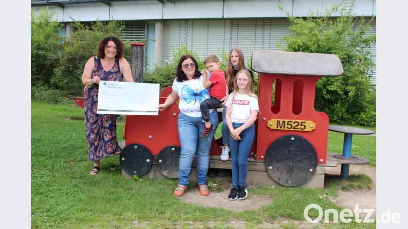 Wiederholungstäter im positiven Sinne: Zum zweiten Mal hat Familie Heindl an den Bunten Kreis Nordoberpfalz gespendet – diesmal 270 Euro. Bild: Kliniken Nordoberpfalz, Michael Reindl/exb