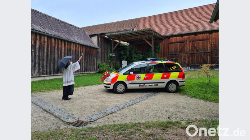 Pfarrer Georg Parankimalil segnete das Fahrzeug der Helfer vor Ort. Bild: Tobias Plonner/exb