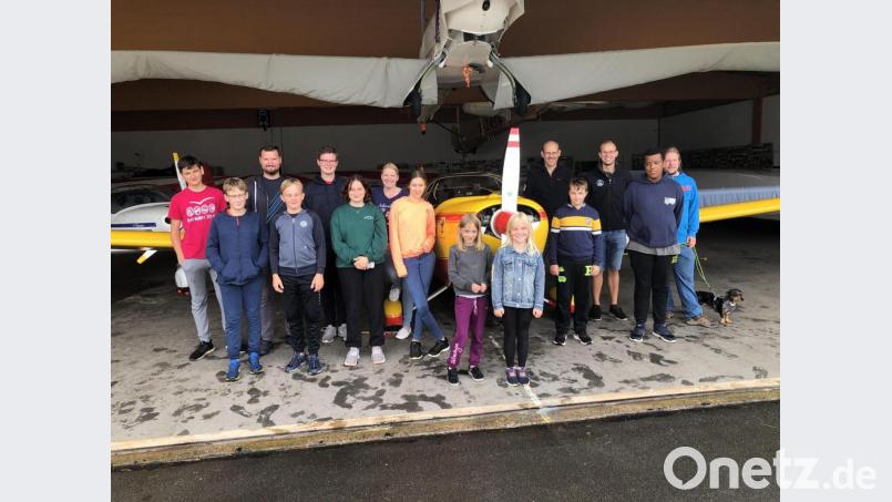 Ferienprogramm des Aeroclubs Erbendorf: Der 22-jährige Tobias Hör aus Erbendorf (Dritter von rechts) hat die Jugendlichen am Wochenende wieder perfekt betreut. Vor dem Abschlussfoto hat er die zahlreichen Fragen der Kinder zum Motorsegler des Aero Clubs Erbendorf beantwortet. Bild: gdö
