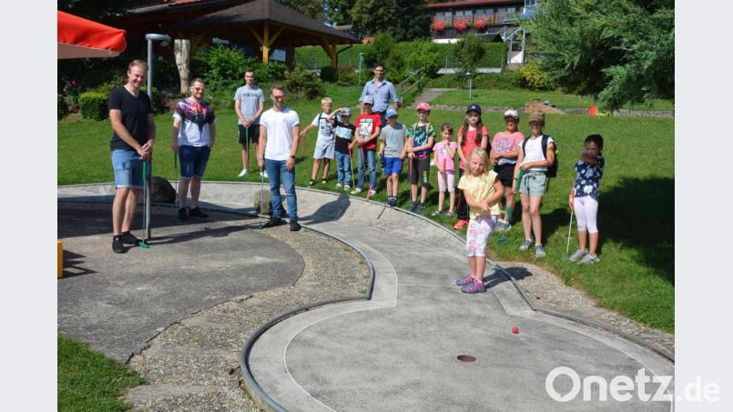 Spaß am Minigolfspielen hatten am Samstag elf Kinder in Großbüchlberg. Eingeladen zu der Aktion hatte die Jungen Union um Ortsvorsitzenden und Jugendbeauftragten Christoph Hampel (links). Mit im Bild Anlagenbetreiber Jürgen Lang (hinten, Mitte). Bild: jr