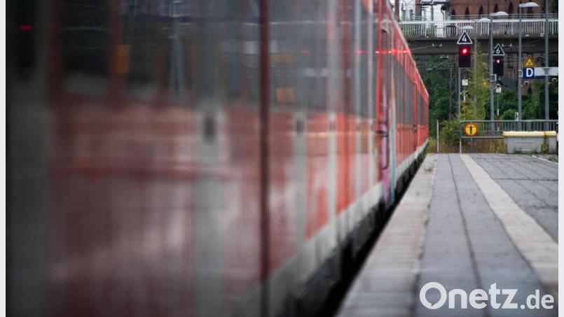 Eine leere Bahn steht an einem Bahnhof. Die Gewerkschaft Deutscher Lokomotivführer (GDL) hat ihren Streik bei der Deutschen Bahn am frühen Montagmorgen auch auf den Personenverkehr ausgeweitet. Symbolbild: Julian Stratenschulte